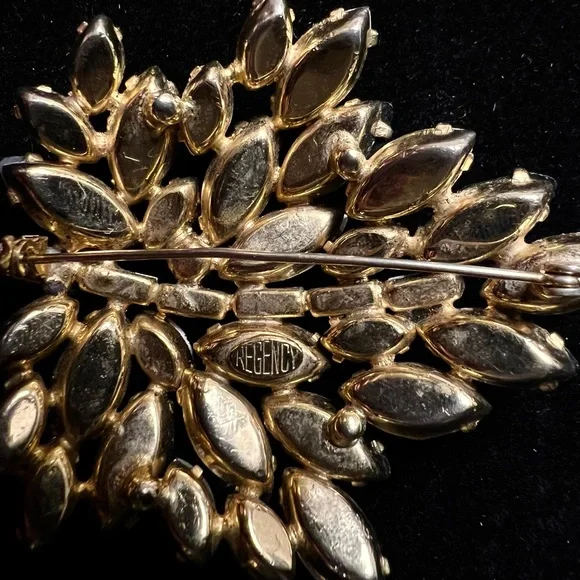 Dazzling Vintage Regency Signed Aurora Borealis & Gold Rhinestone Leaf Brooch - Picture 2 of 4